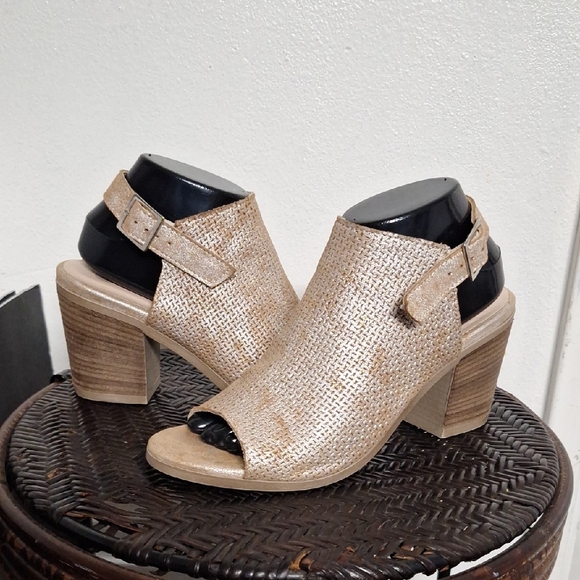 Eric Michael Bologna Sling Back Heel Taupe Metalica Size 40